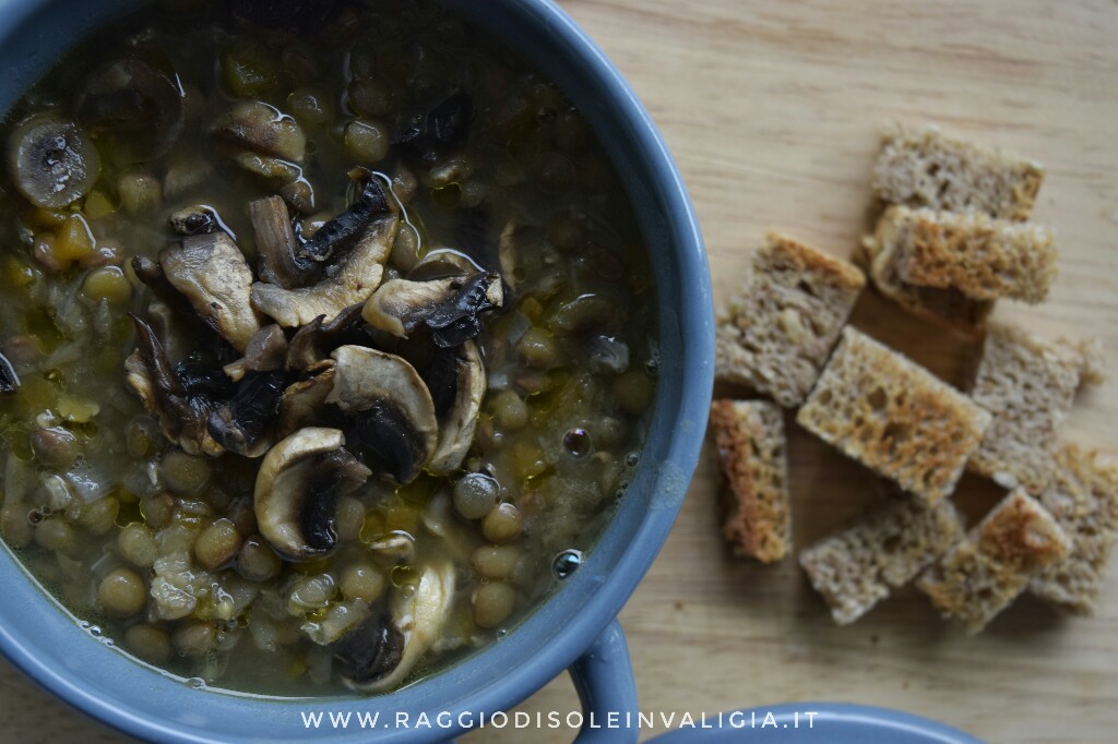 zuppa calda dai profumi autunnali con lenticchie, zucca e funghi, ricetta semplice