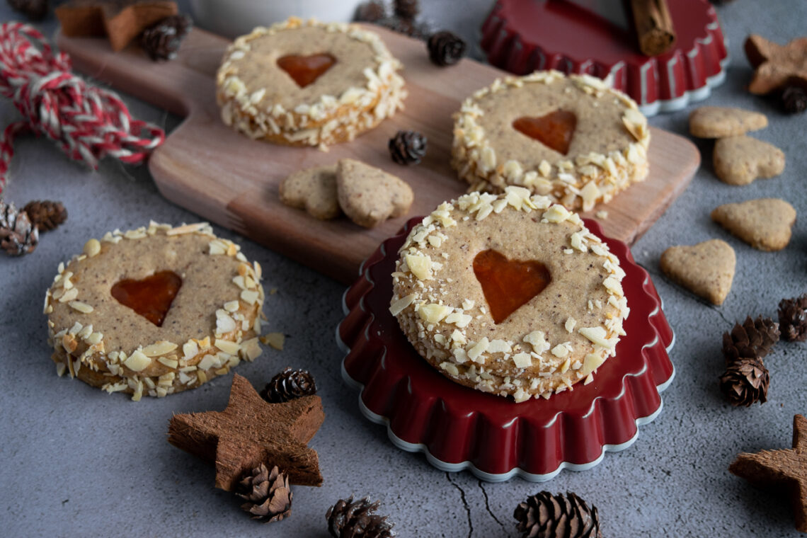 Linzer cookie, biscotti di Natale con nocciole e confettura