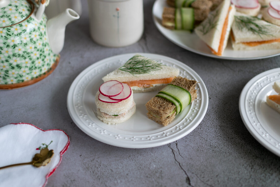 Finger sandwich al tonno, cetriolo e salmone affumicato per il tè delle cinque inglese