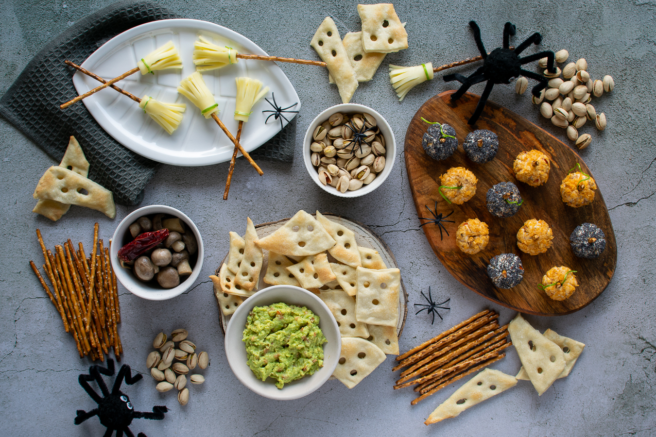 Stuzzichini salati per Halloween: zucchette di formaggio, guacamole con cracker fantasmini e scopette delle streghe