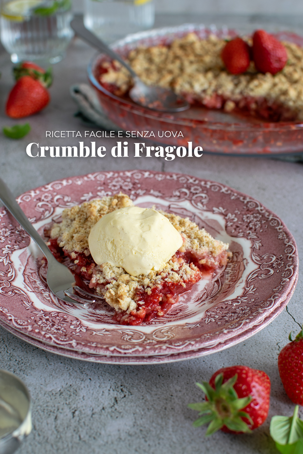 Crumble di fragole con gelato alla vaniglia: veloce e goloso
