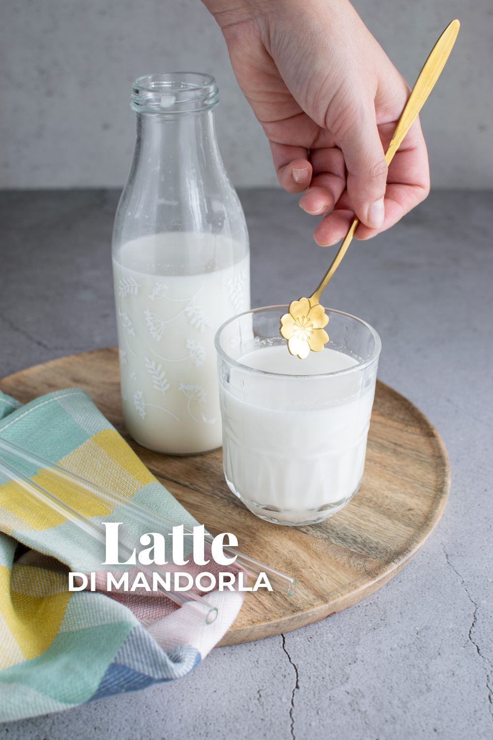 Latte di mandorla fatto in casa facile e delizioso, pronto in 5 minuti