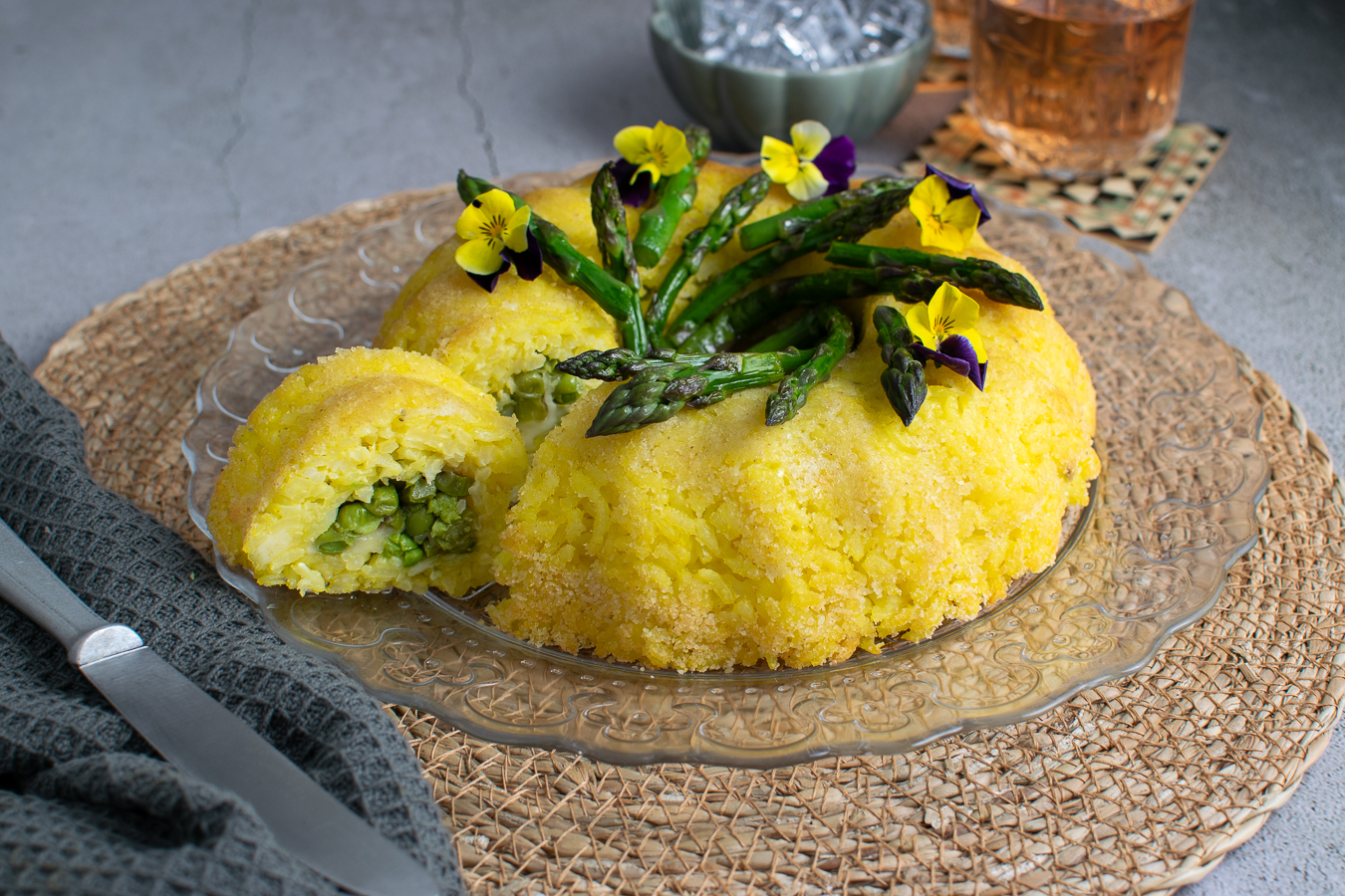 Ciambella di riso salata al forno: timballo primaverile con asparagi e piselli